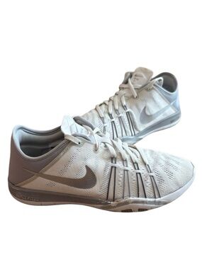 💥 NIKE FREE TR 6 ATHLETIC SHOES WHITE/SILVER/GRAY WOMENS 7.5